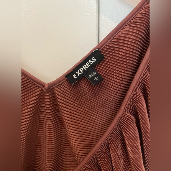 Express Ruffle Top - Picture 4 of 5